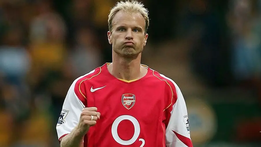 Imagem mostra o jogador Dennis Bergkamp