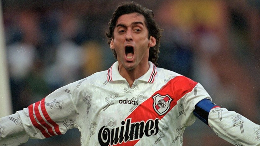 Imagem mostra jogador Enzo Francescoli