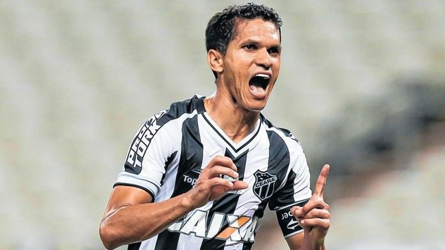 Imagem mostra o jogador Magno Alves