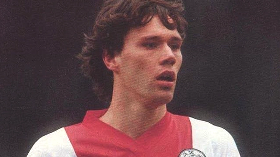 Imagem mostra o jogador Marco Van Basten