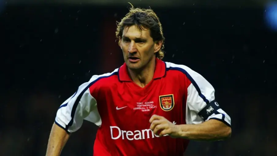 Imagem mostra o jogador Tony Adams