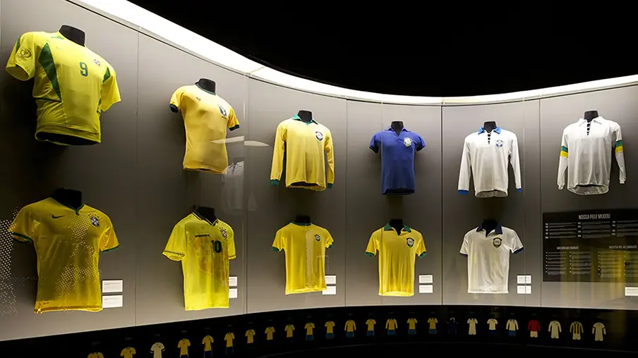 Imagem mostra uniformes históricos da Seleção Brasileira